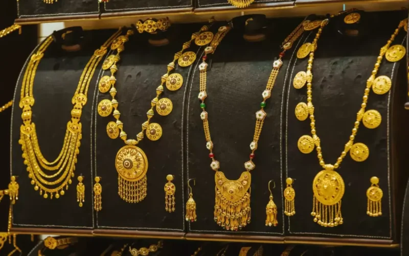 صدمة السوق انخفاض حاد بأسعار الذهب بين صنعاء وعدن